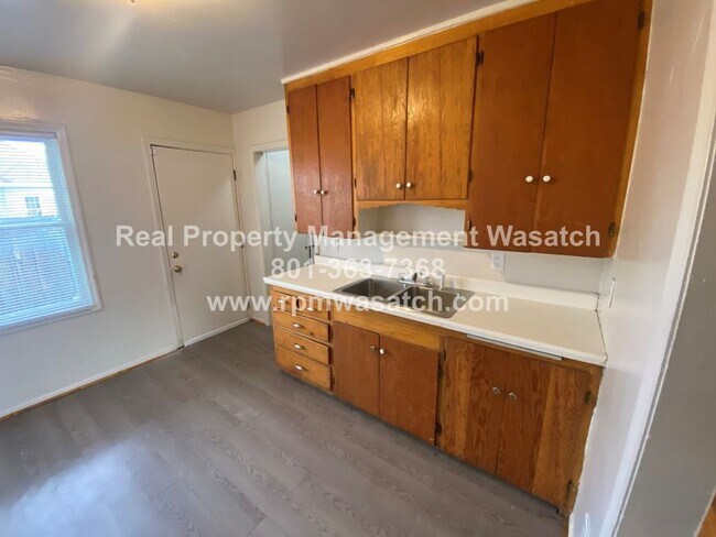 Building Photo - 1480 S Green St