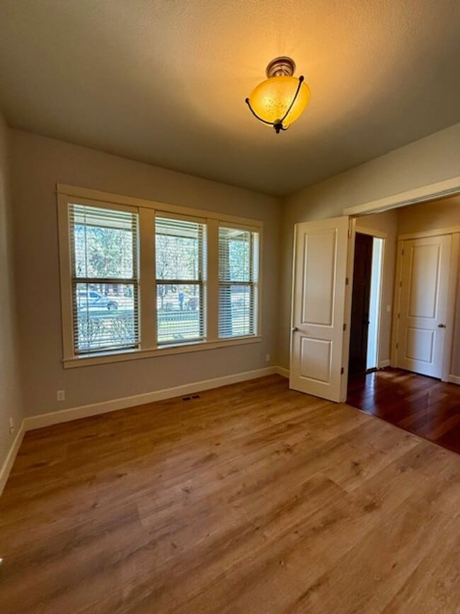 Building Photo - Stunning 4-Bedroom Aspen Rim Home in Bend!