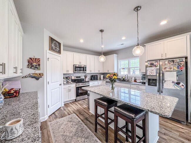 Building Photo - Stunning 4 Bed Home with Fenced Backyard