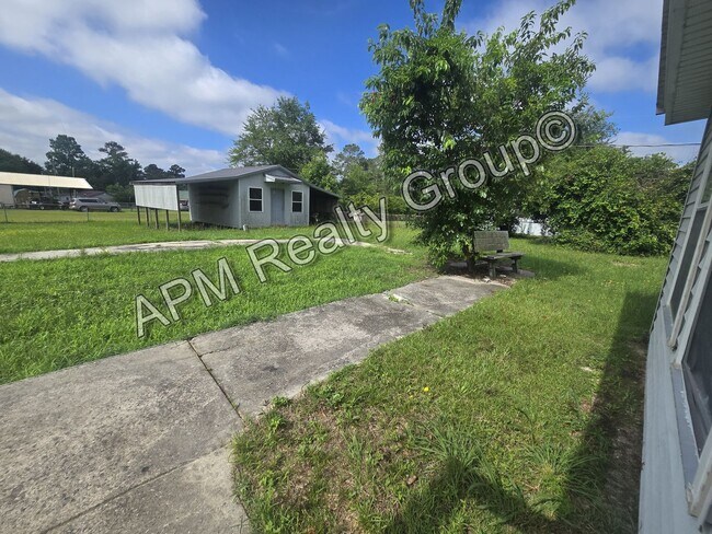 Building Photo - Spacious three bedroom West Columbia home