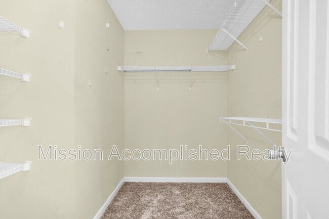 Building Photo - 3918 Red Oak Dr