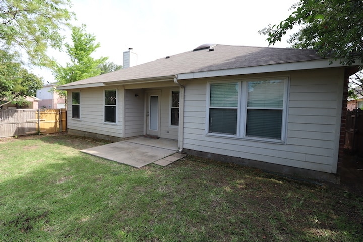 Building Photo - 1000 Warbler Ln