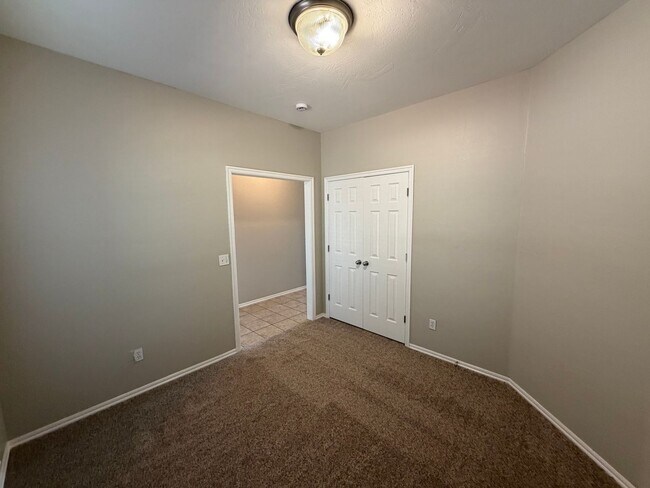 Building Photo - 411 S Pointe Ln
