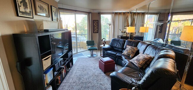 Building Photo - Fully furnished-full Sphere view