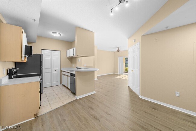 Building Photo - 6360 Aragon Way