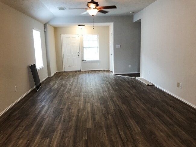Building Photo - 33126 Cottonwood Bend