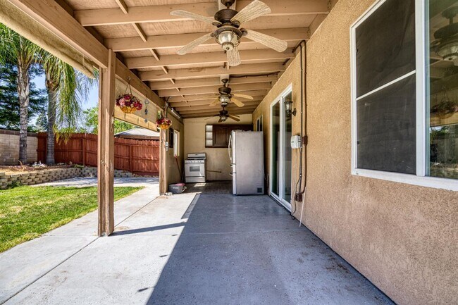 Building Photo - Perfect 6/3 Clovis Home for Large Family!