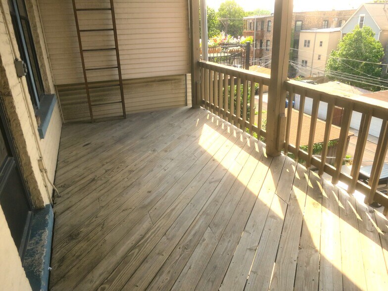 Building Photo - 833 W Newport Ave