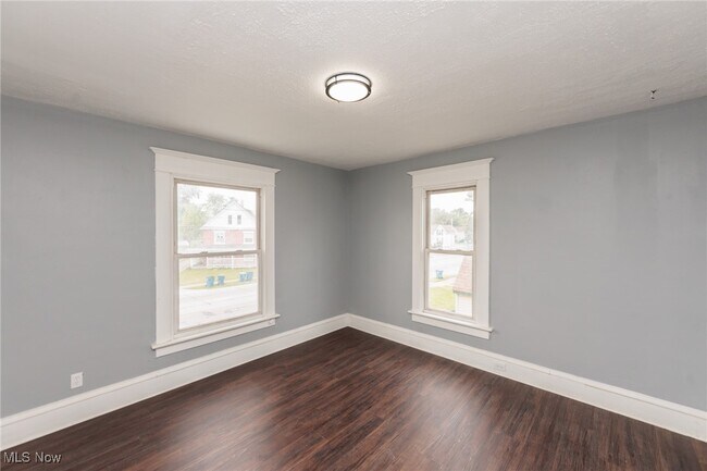 Building Photo - 1226 W Erie Ave