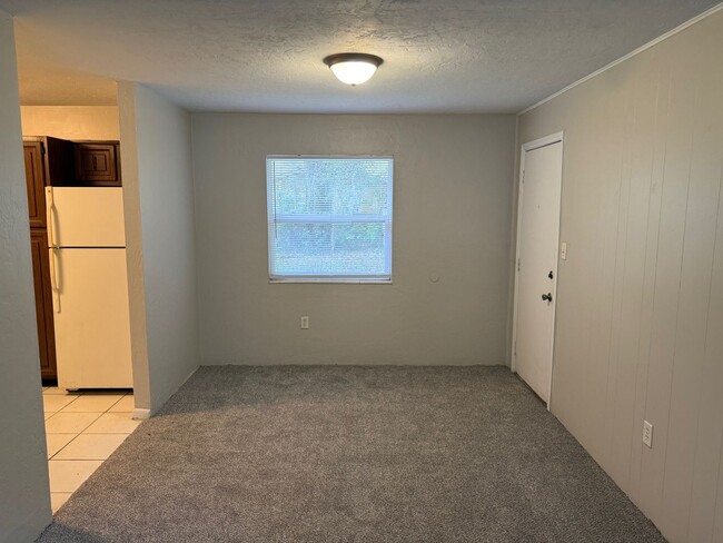Building Photo - Cute 3/1 with Fenced Yard!