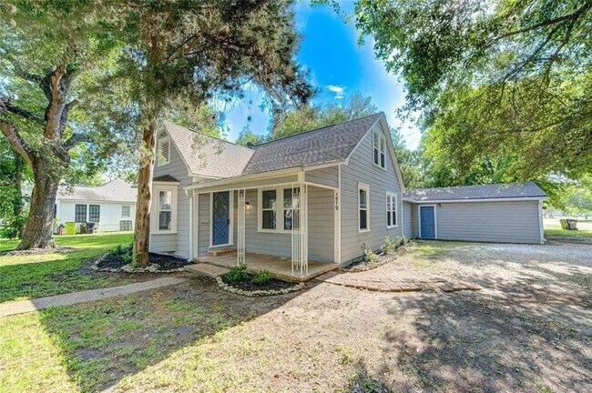 Fresh exterior and interior paint (2023) - 1519 7th St