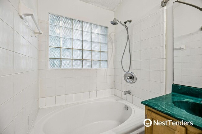 Building Photo - Great Location Near Town Center!