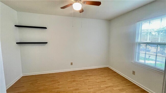 Building Photo - 886 Killian Hill Rd SW