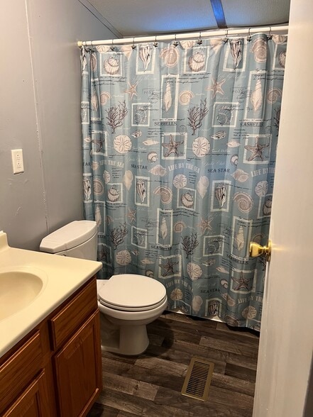 Full Bathroom - 746 Pony Farm Rd