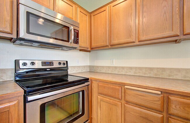Building Photo - Beautiful Townhome- 3 Bedrooms