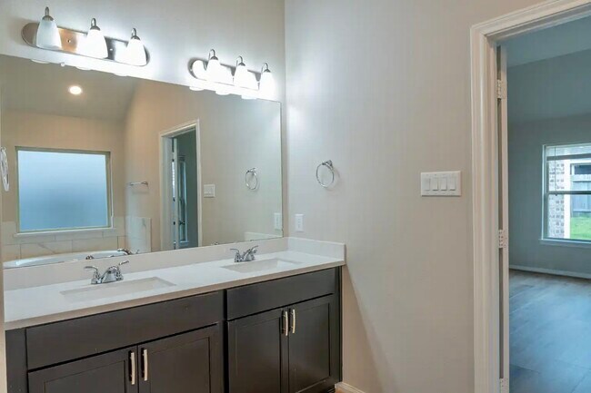 Building Photo - 31231 Balsam Hawk Ln