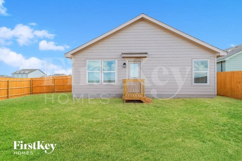 Building Photo - 10610 McClintock Dr