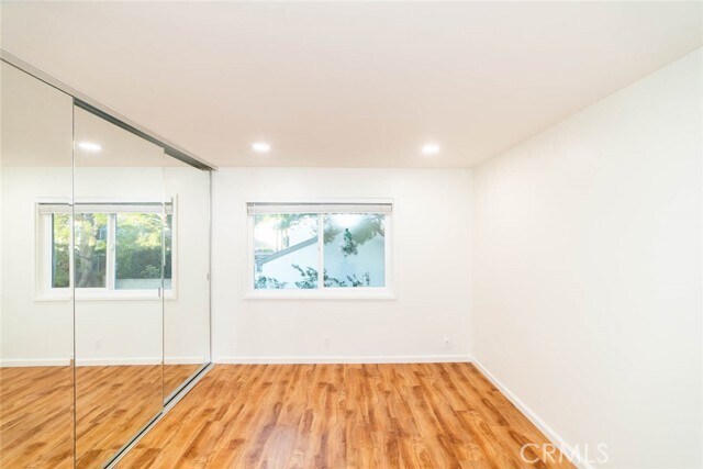 Building Photo - 10 Oak Tree Ln
