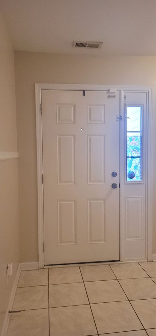 Building Photo - 4 Bedroom, 3 Full Bath with Bonus Home Boasting 2000+ Sq Ft