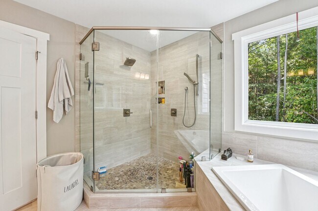 Building Photo - Luxury 5 Bed, 3.5 Bath Home on Large Lot !...