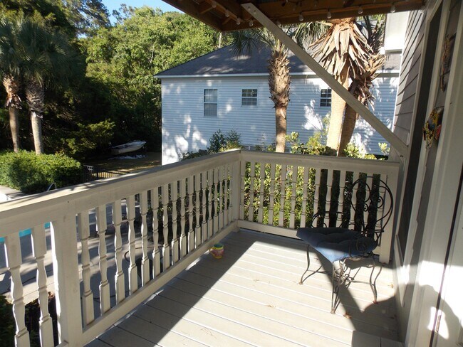 Building Photo - 568 Hammock Ave