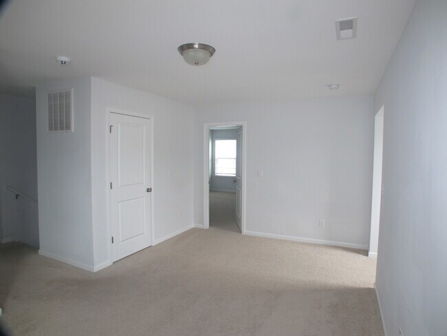 Building Photo - Move-In ready, 4 bedroom, 2.5 bath home lo...