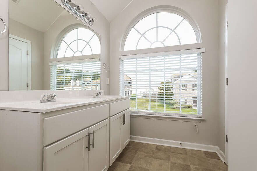 Building Photo - 1895 Logan Ridge Cir