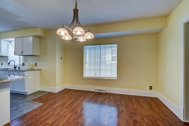 Building Photo - Charming and Spacious Home!