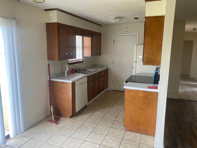 Building Photo - 2501 Tara Heights Cir