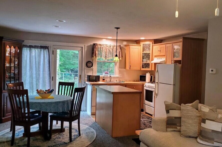 Building Photo - 185 Monhegan Rd