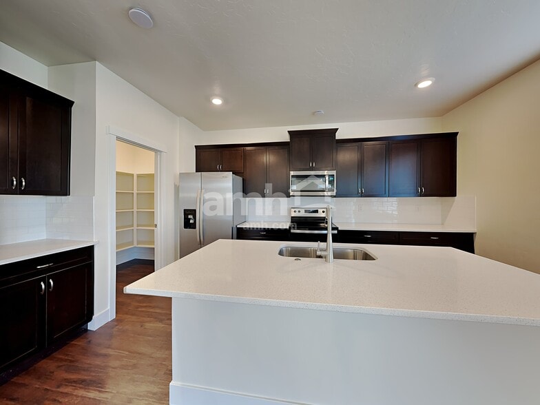 Building Photo - 1366 N Barkvine Ave