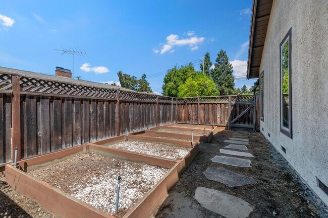 Building Photo - 3 Bedroom 2.5 Bathroom SFH in Los Altos!