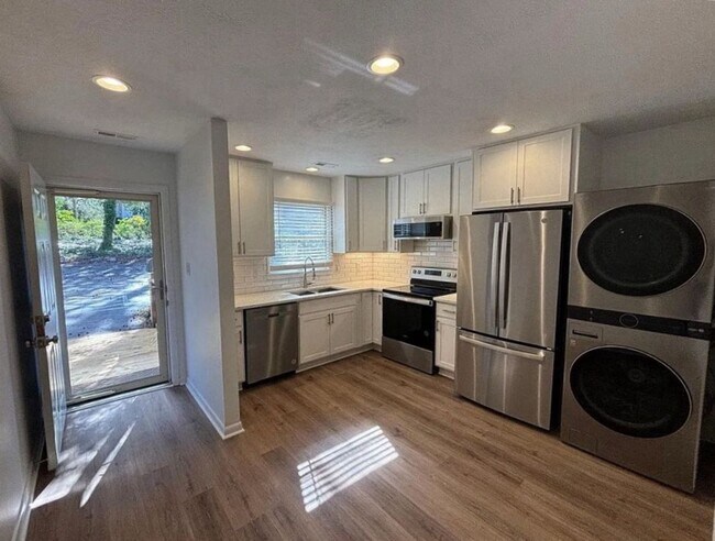 Building Photo - 2812 Wayland Dr