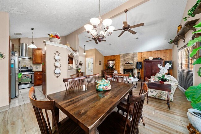 Building Photo - 16323 La Luna Dr