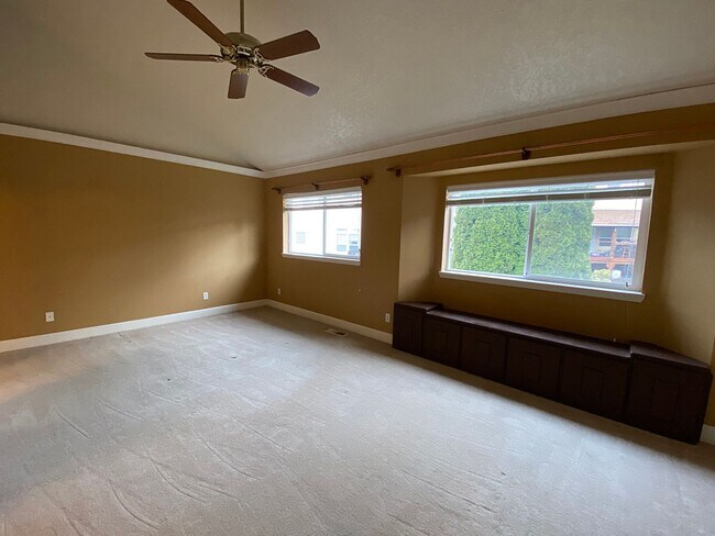 Building Photo - Great NW Home with Fenced Yard, Large Gara...