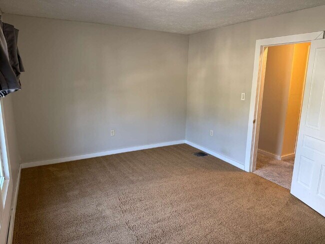 Building Photo - Charming 4 Bedroom Home with 2 Full Baths in Grand Rapids