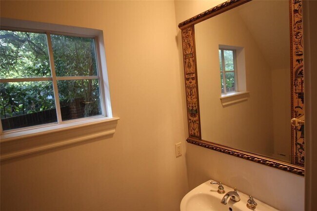 Building Photo - 1816 Devonshire Crescent