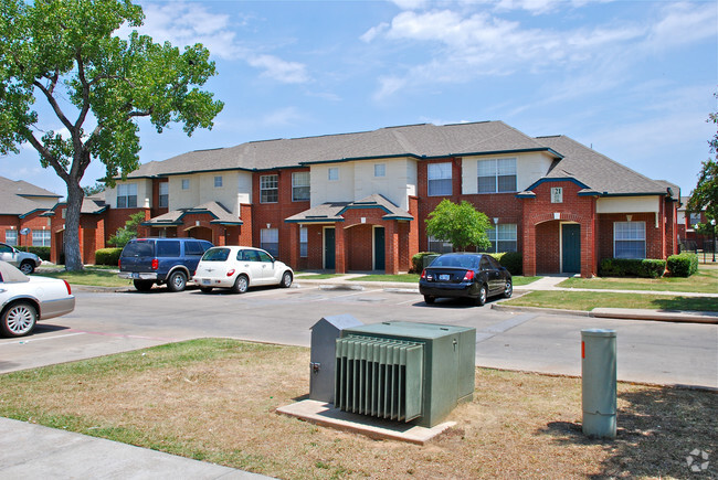 Building Photo - The Hamptons At Lakewest