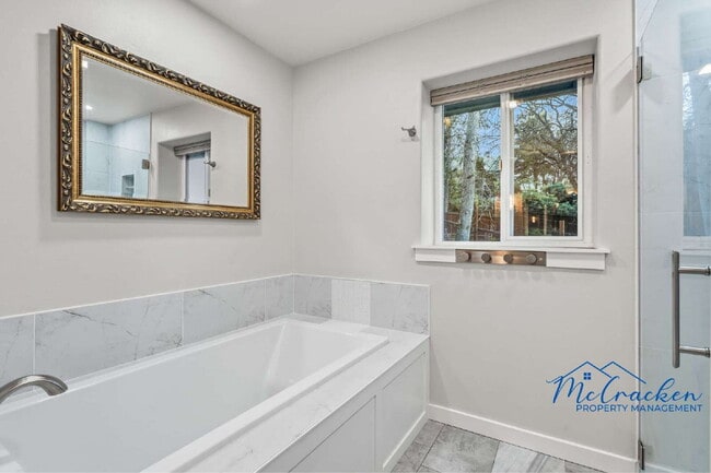 Building Photo - 525 Ashland Loop Rd