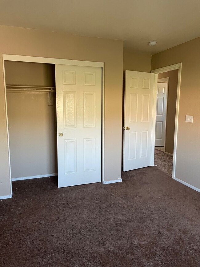 Building Photo - 3753 Hollycroft Dr
