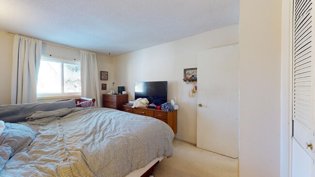 Building Photo - 542 Meadow Ct