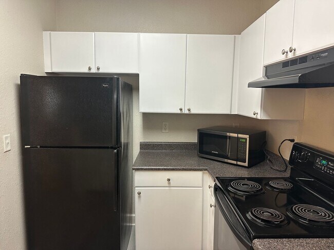 Building Photo - Chic 1-Bed, 1-Bath Apartment in the Heart ...