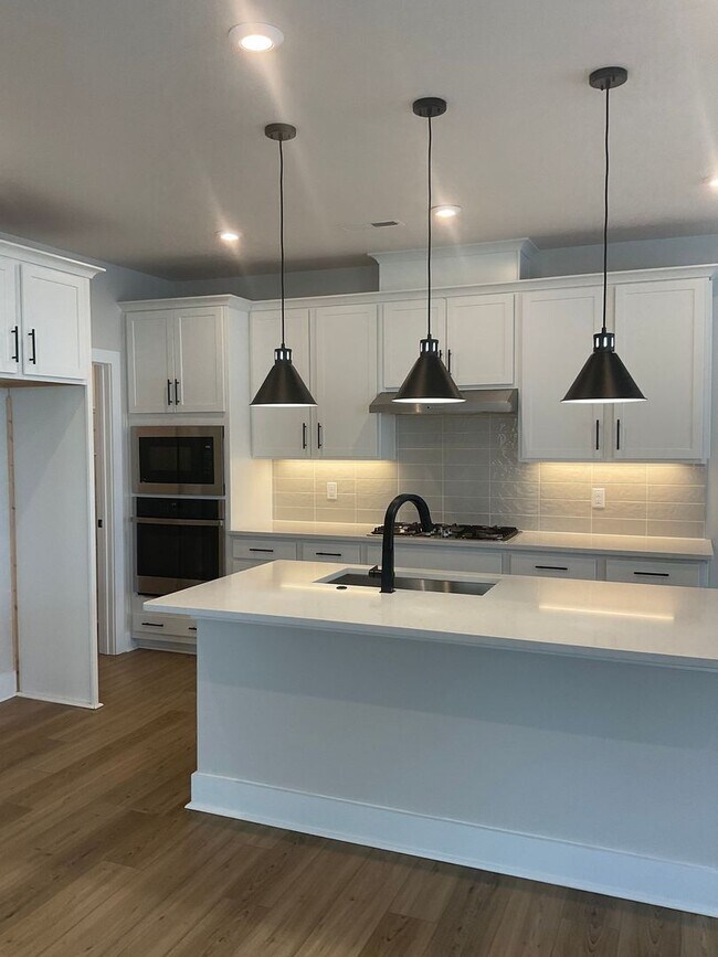 Building Photo - Welcome to this charming two-story townhome in the heart of Belmont, NC.