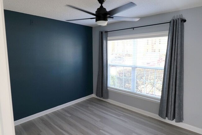 Building Photo - Newly renovated first floor condo! 2 bedrooms