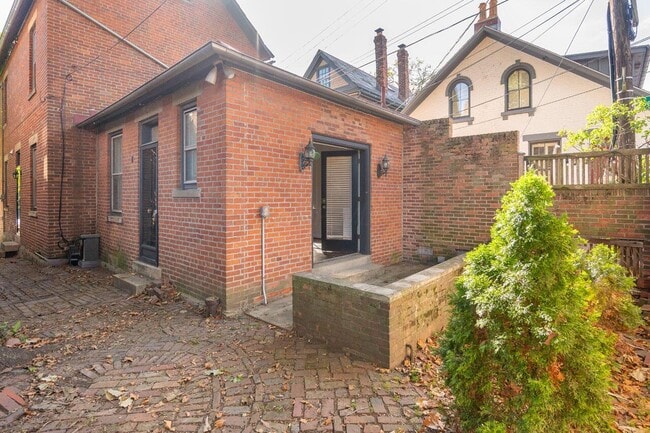 Building Photo - 561 S 5th St