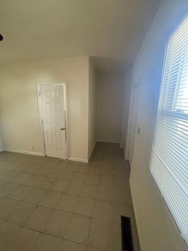 Building Photo - Noble Ave. 1024-1026