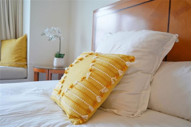 Building Photo - 1435 Brickell Ave