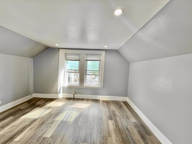 Building Photo - 10 Clark St