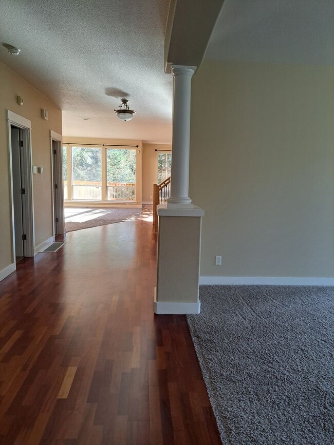 Building Photo - Secluded 5 bedroom Amazing Views Green Space