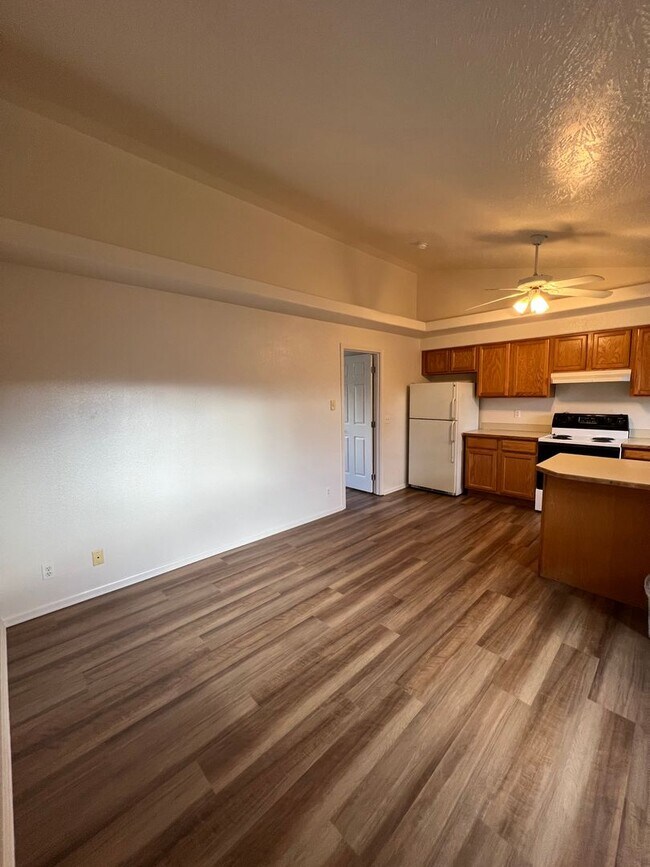 Building Photo - 1-bedroom 1-Bathroom Duplex